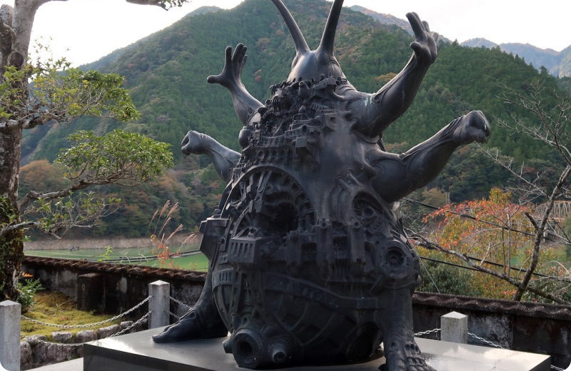 山あいの林泉寺に建つ護鬼佛理天