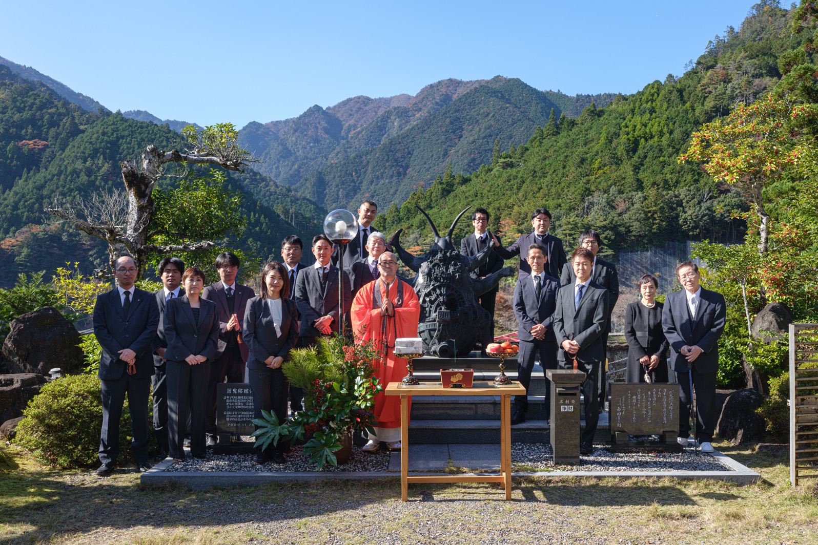 護鬼佛理天像の前で供養に参列したSONOのスタッフと僧侶
