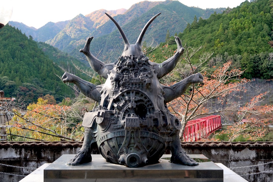 紅葉の山を背にした護鬼佛理天の正面